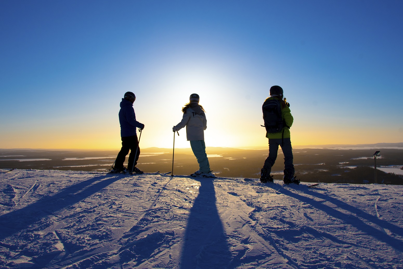 Familia en la nieve al atardecer